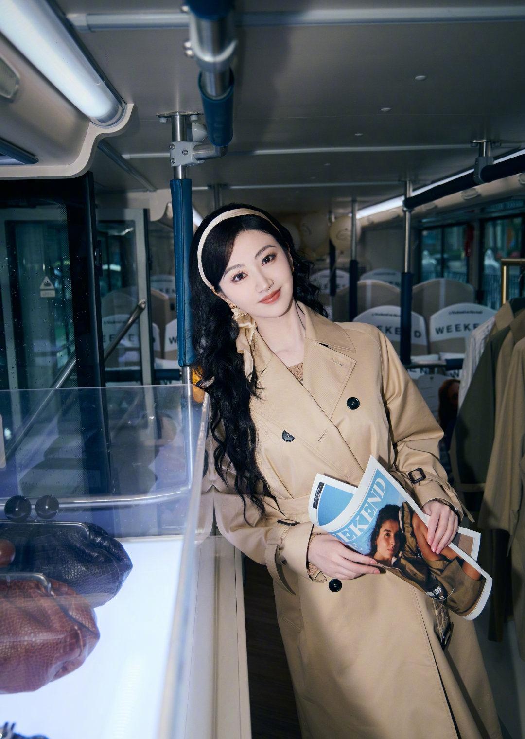 针织衫+半身裙+风衣
被景甜穿出了春天该有的模样
优雅温柔且飒爽
不失时尚感
魅