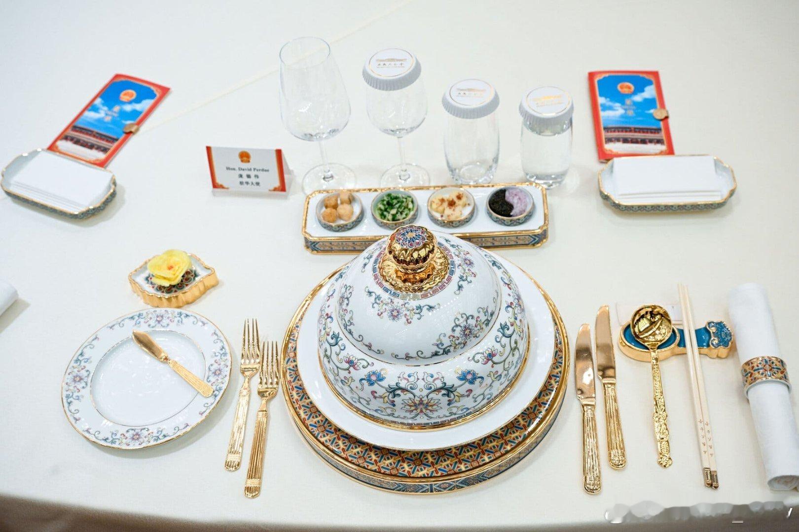 好精美的餐具。 
