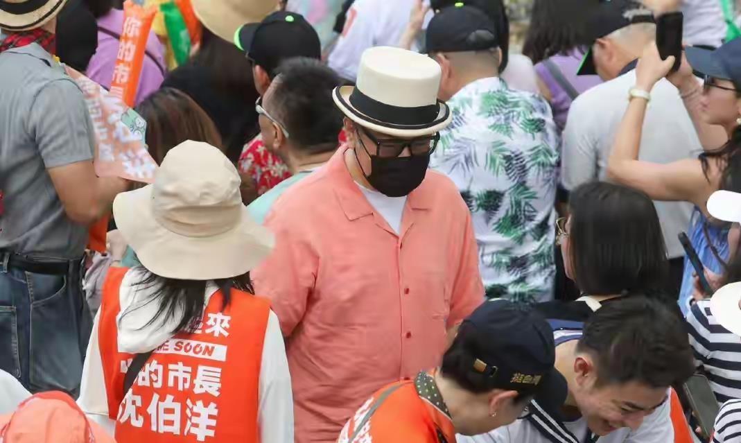 蔡康永被拍到现身沈伯洋竞选活动现场，头上戴着帽子和口罩，坐在前排手里还挥着加油棒