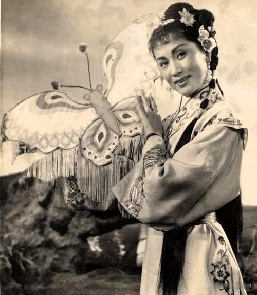 红线女（1925—2013）粤剧大师、红派创始人
 
原名邝健廉，广东开平人，生