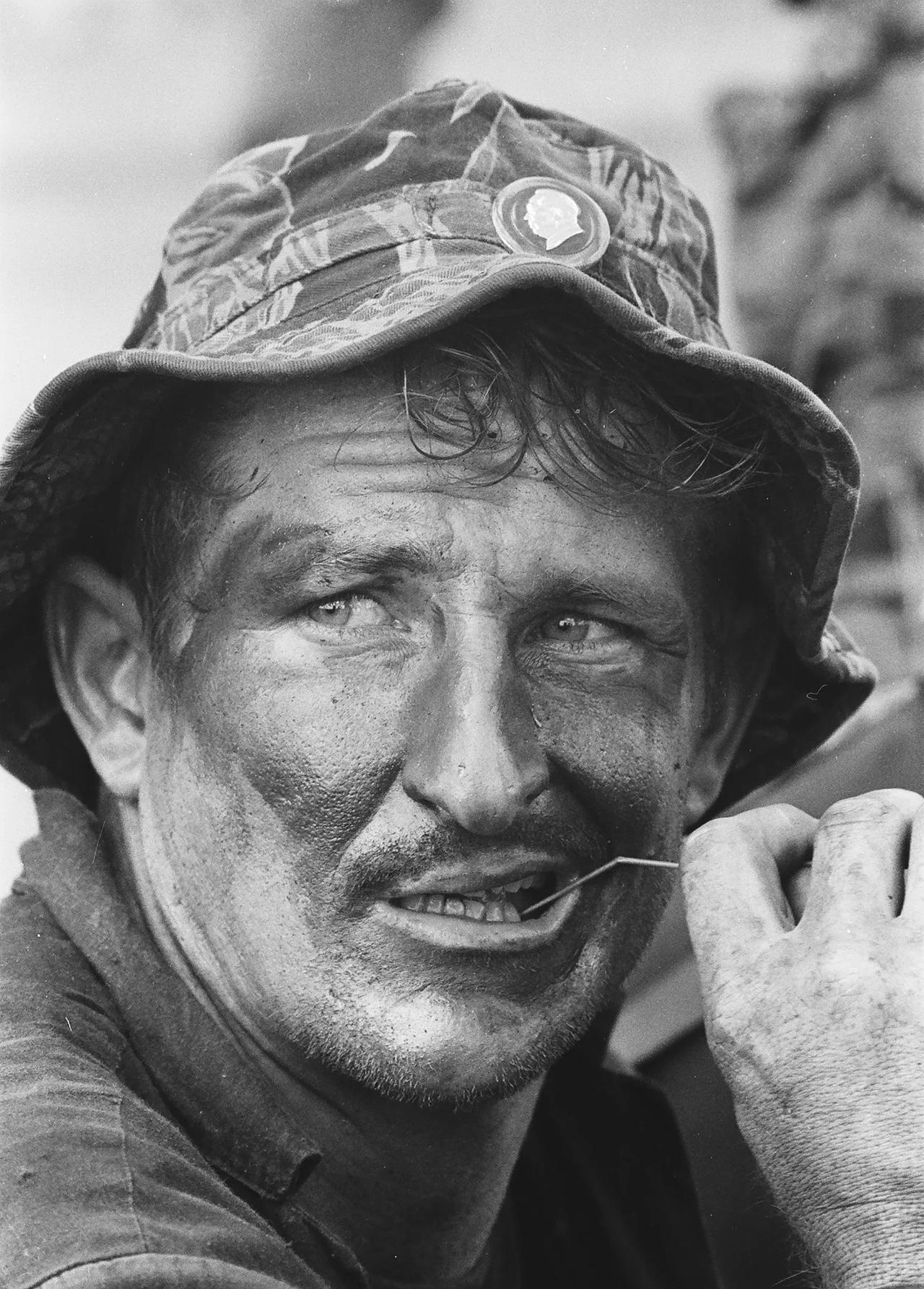 美国海豹突击队队员，帽子上带着毛泽东像章，从越南人手里缴获来的