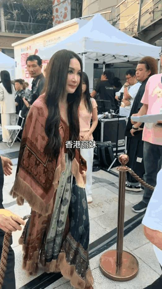 最美的苏妲己，活到中年，长发飘飘，本该妖娆妩媚，现在感觉却怪怪的，我忽然有了剪掉