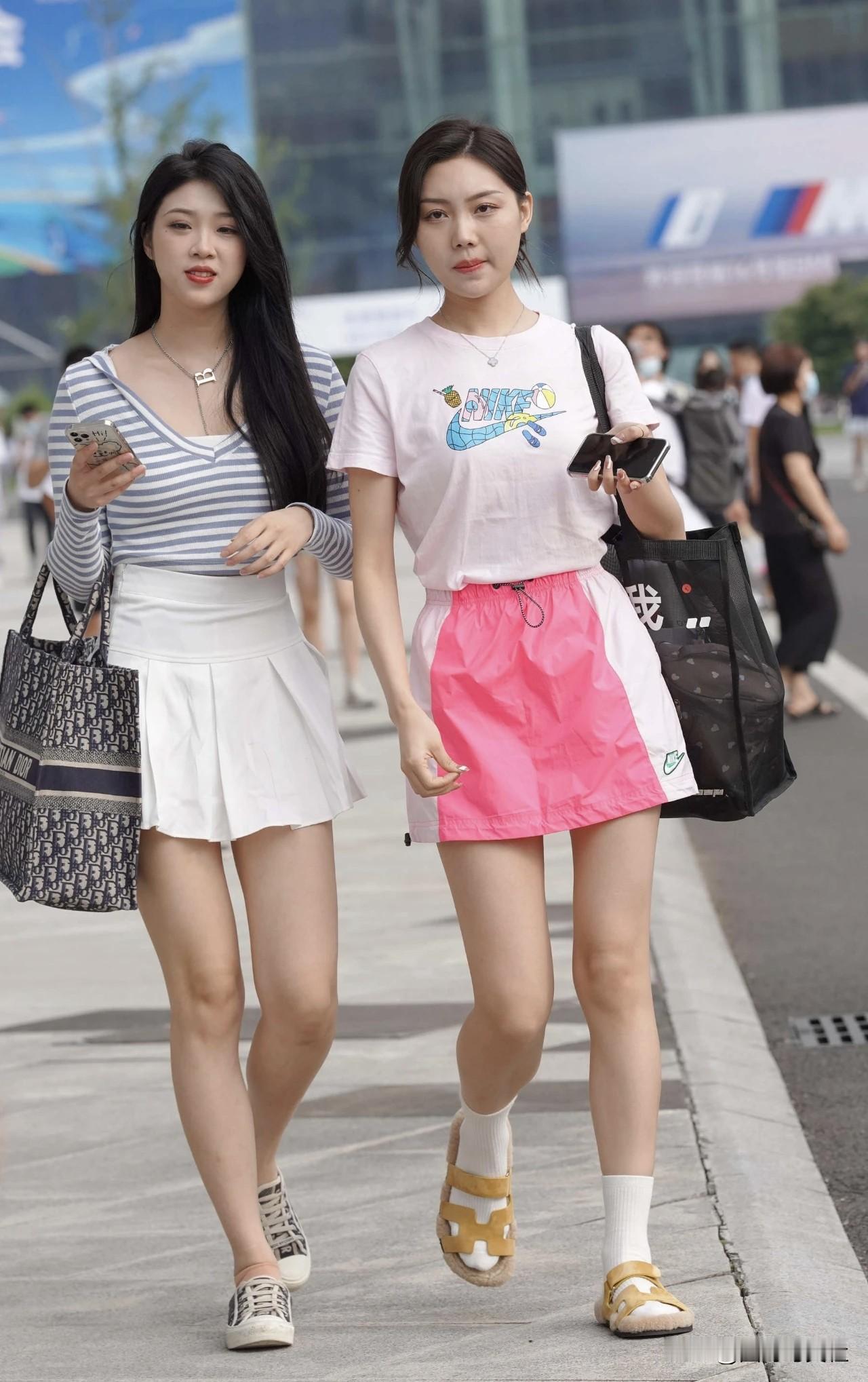 想要成为元气少女，穿搭很重要。
一套浅蓝色背带裤搭配白色T恤就很绝。浅蓝色背带裤