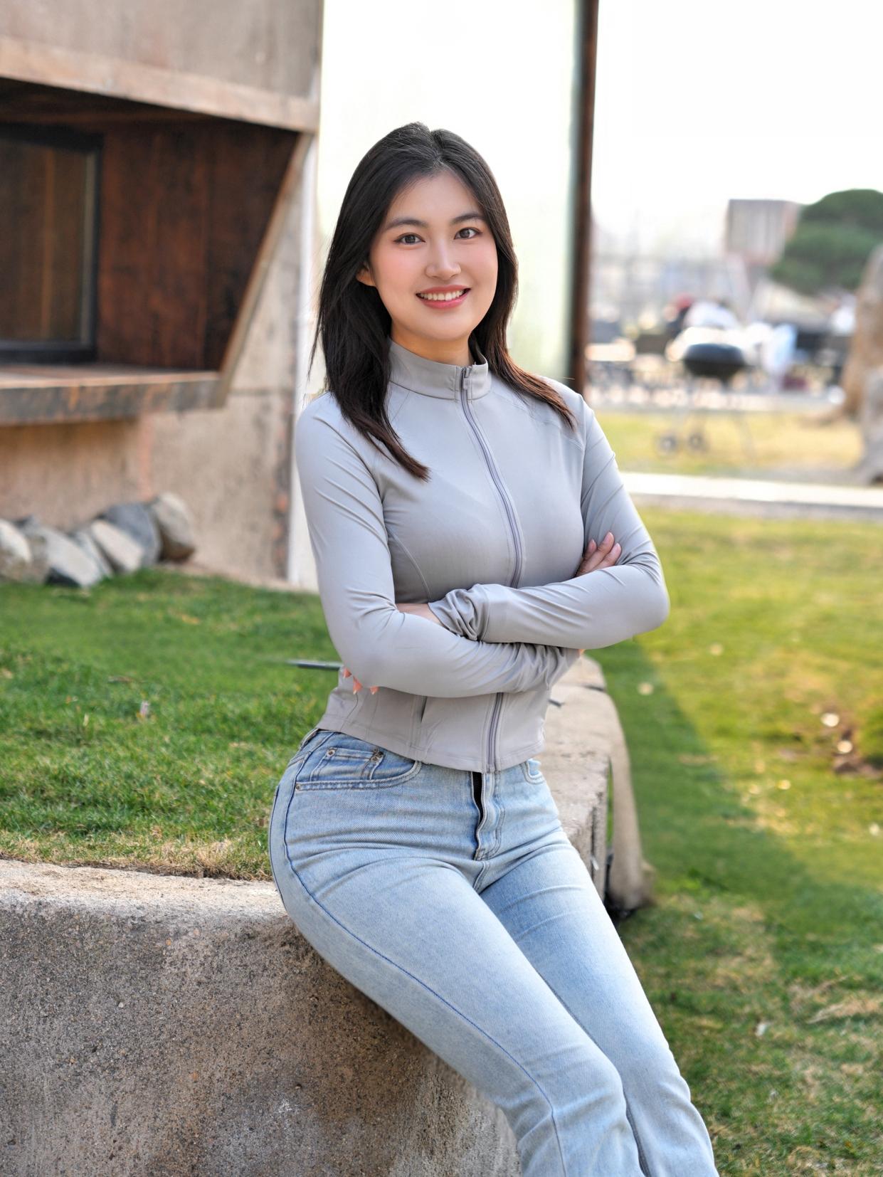 阳光明媚的午后，微笑女孩在公园长椅上享受美好时光。🌞😊