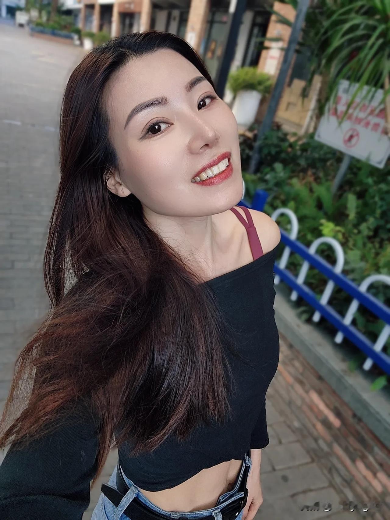 在这特别的日子里，愿爱如初见，温暖永相伴。㊗️天下有情人终成眷属！情人节快乐🌹