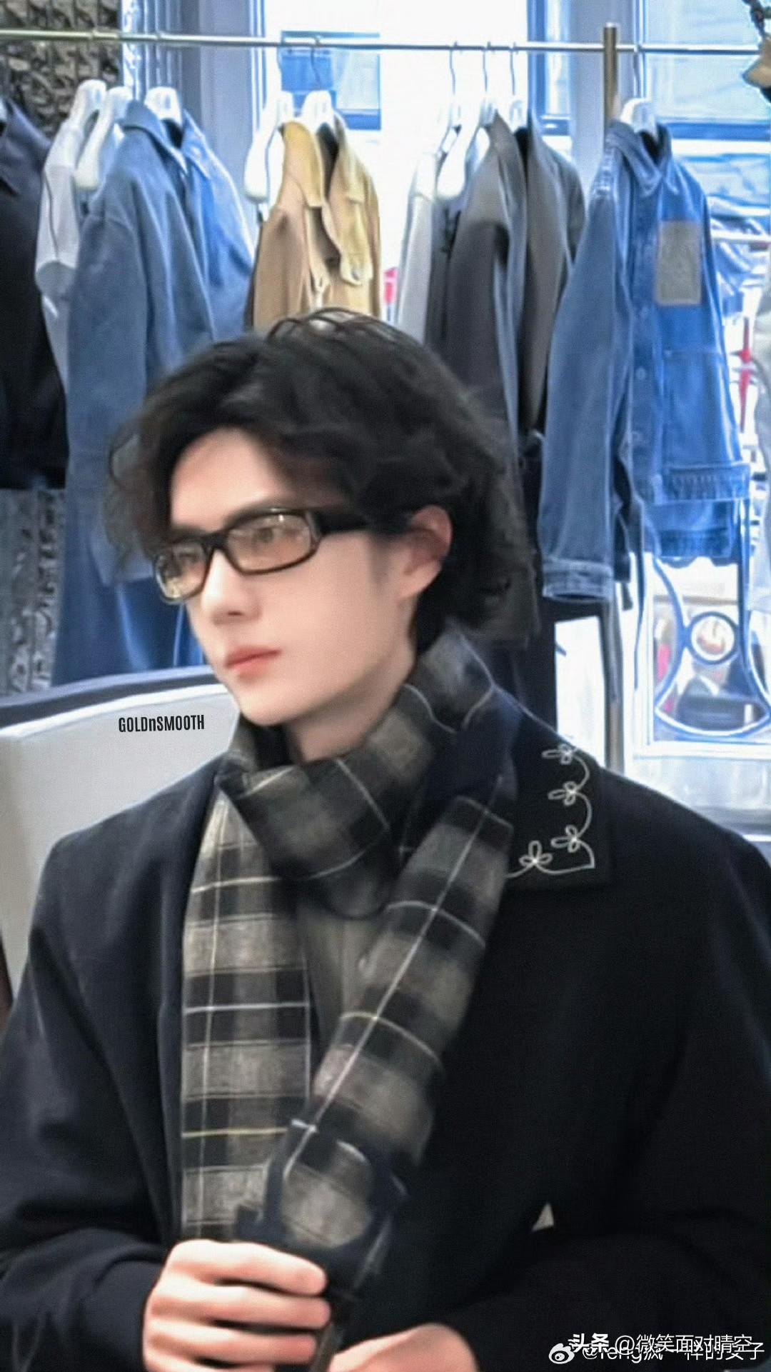 见过王一博本人的都知道，他本人比镜头上的更精致更帅气，气质清冷，