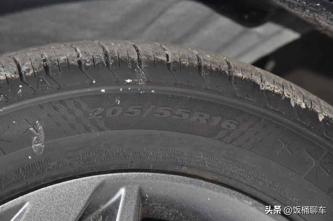 汽车轮胎扁平比为50/55最为合适，既不薄也不过厚，十分耐用，也不会出现鼓包损伤