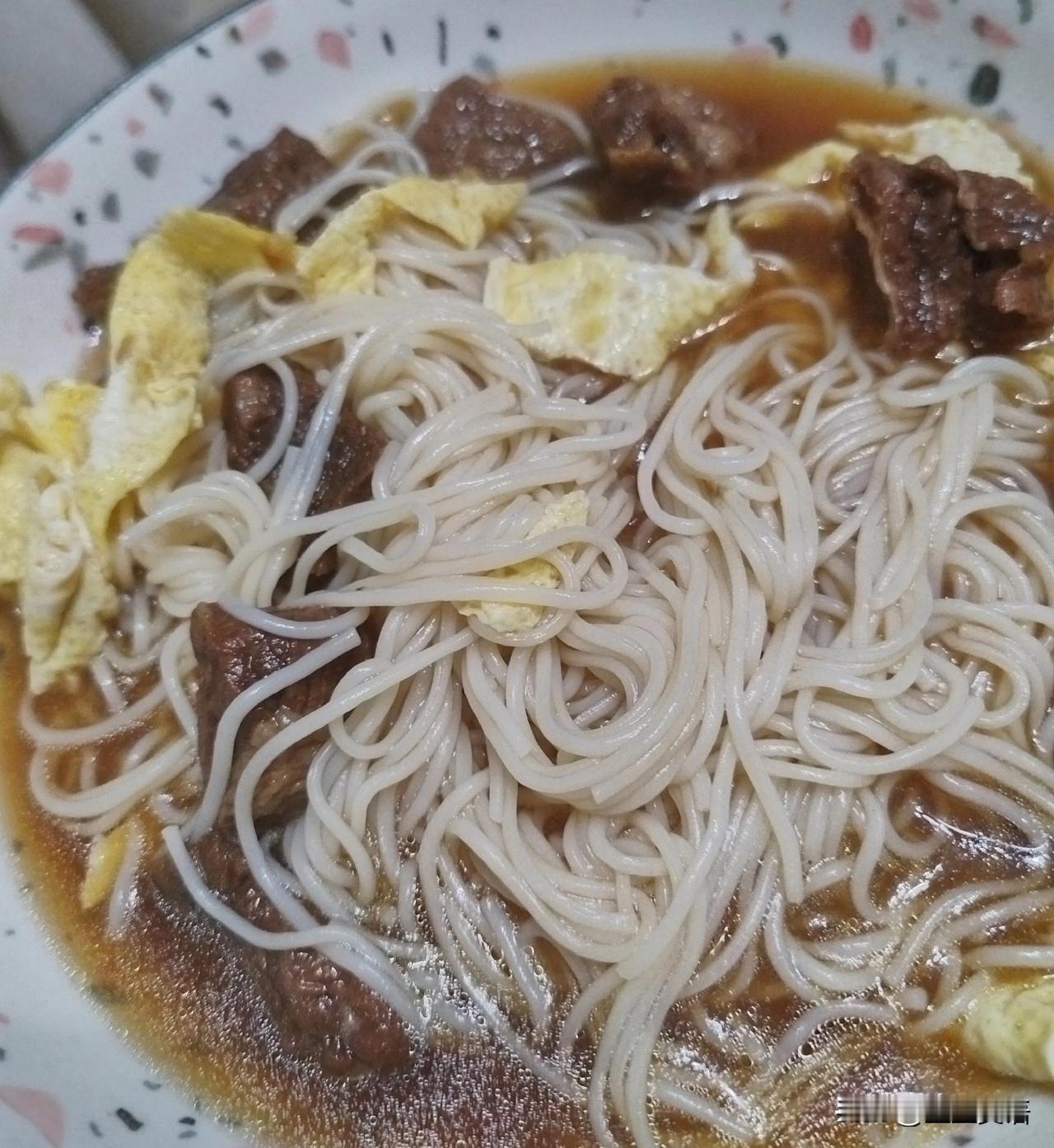 高一生的早餐，一碗牛肉面。

早餐必须吃好，才有力气学习呀。都说高中生是最苦的三