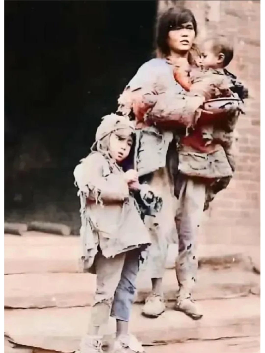 1936年，连年战乱，令我们的先人饱受饥寒之苦。坚毅的母亲带着两个孩子...