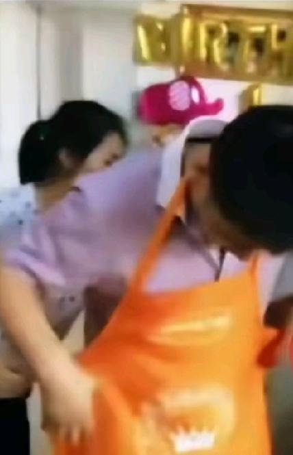 娶个不会做饭的媳妇真苦恼。张雪峰的妻子比他小七岁，不怎么会做饭，每次都是张雪峰做