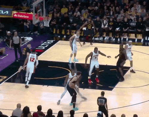 涨知识了！原来还可以这么运球的。
只见东契奇背打，球运一下，翻下手腕停住球，接着