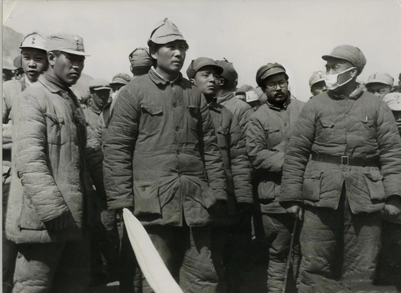 1942年，主席亲自为林育英执绋抬棺，这是他一生中唯一的一次。
林育英，也叫张浩