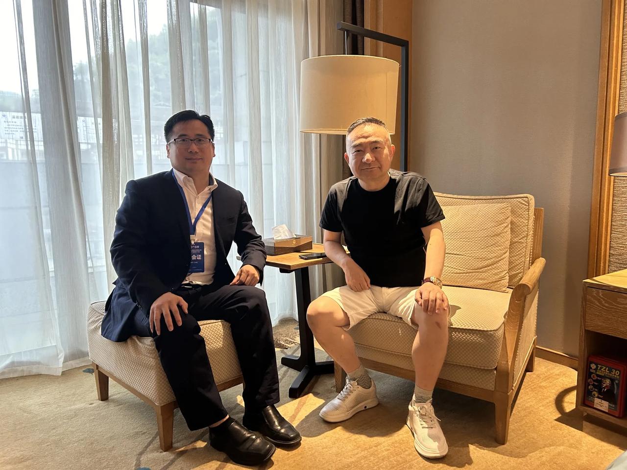 今天再次来到茅台镇参加股东大会，下午与林园总喝茶交流价值投资理念。