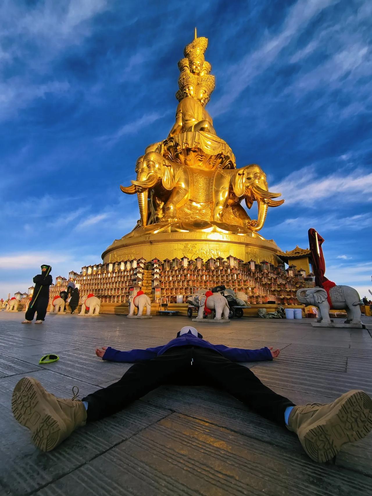在金色佛像前，感受心灵的宁静与平和。🙏💫