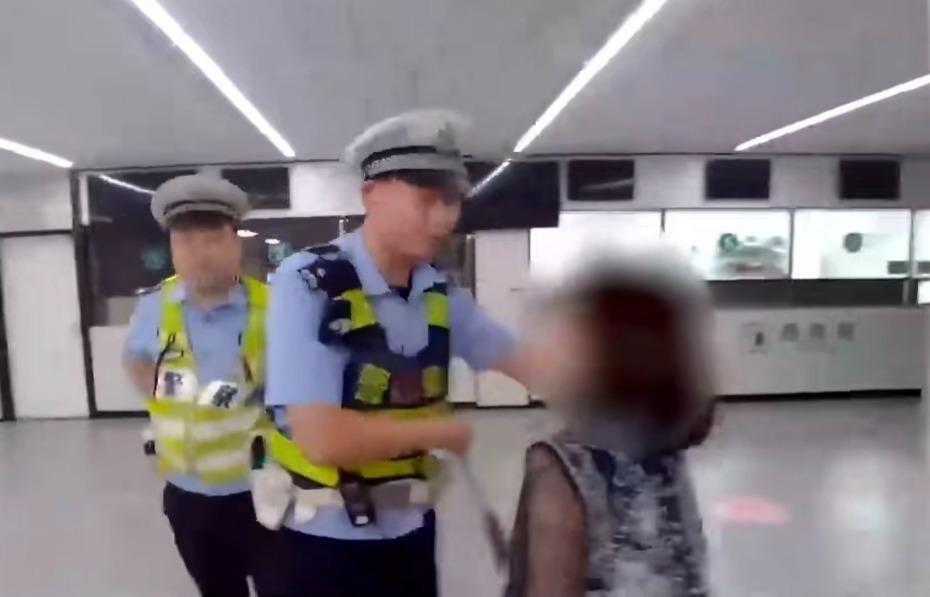 简直无法无天！安徽宿州，女子醉驾被查，竟然当众放狠话要打死交警，还说“你是干什么