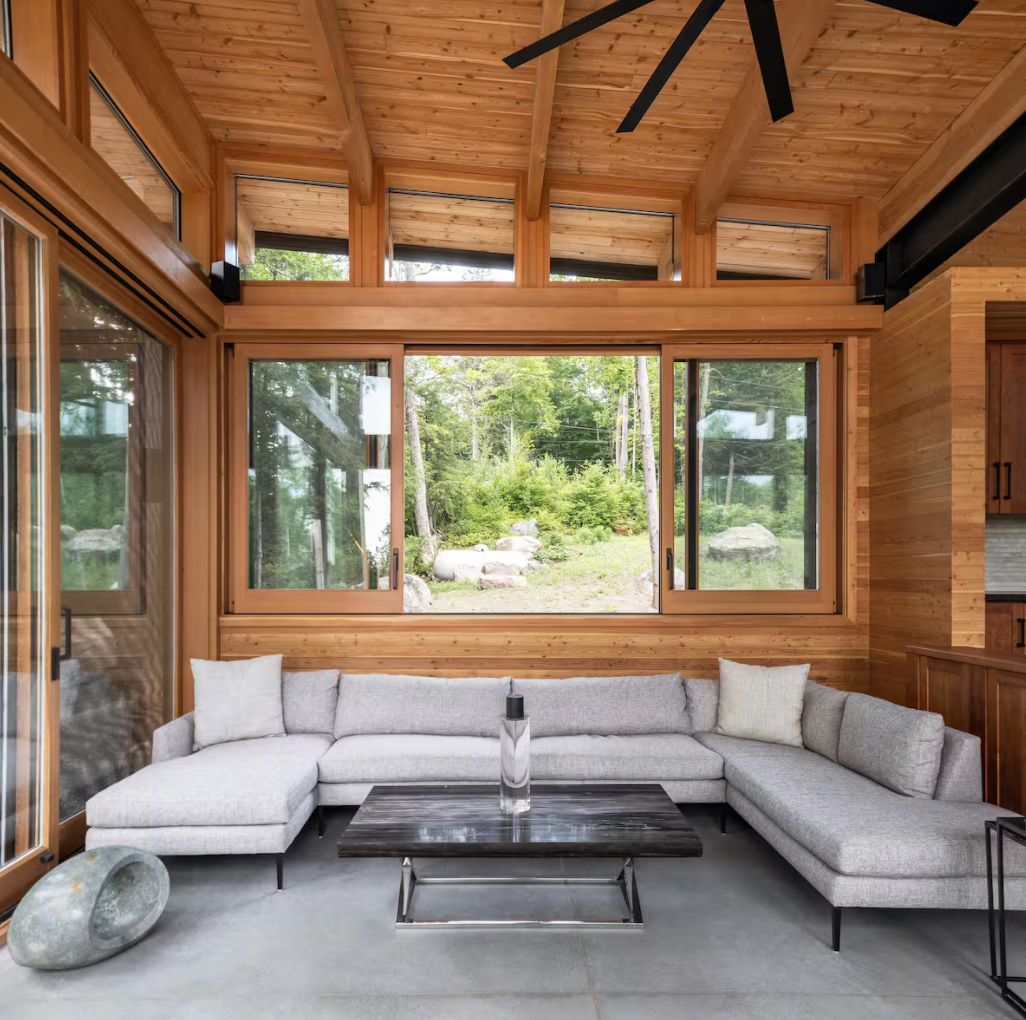 剧迷们一直惦记的湖边小屋，现在真的可以住进去了。在《巅峰对决》的大结局中，两位主