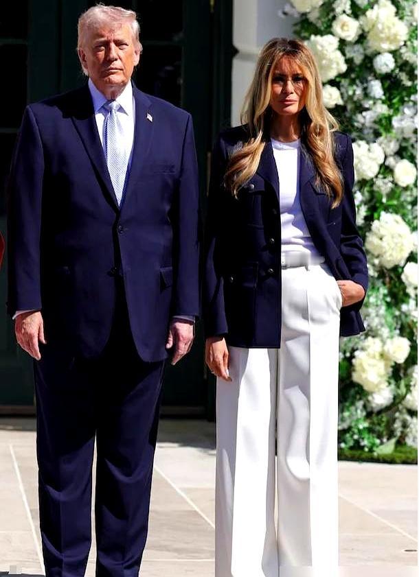 明星的高光，真不在聚光灯下。
 

4月27号青岛的华表奖，镜头一转，全是藏不住