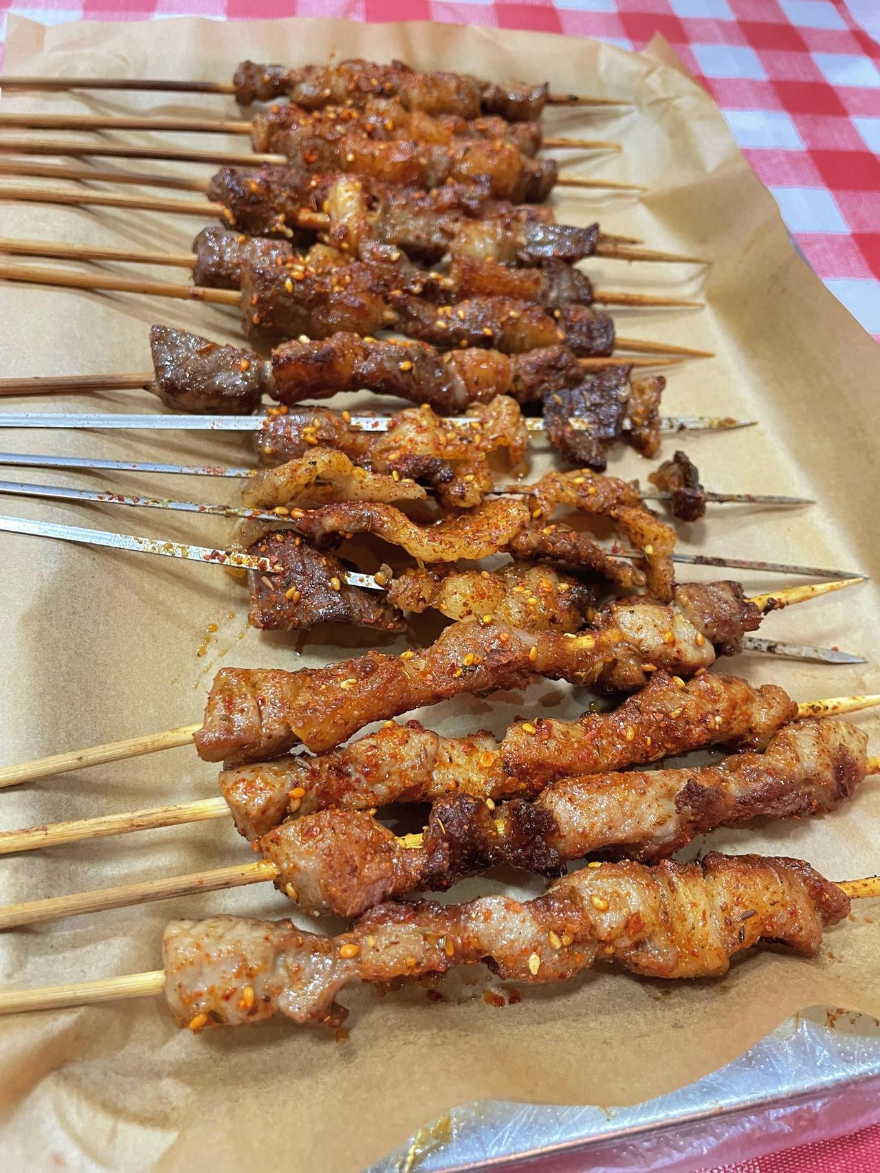 东北烧烤，不知道是否正宗的烤鸡架～酸甜口呢～