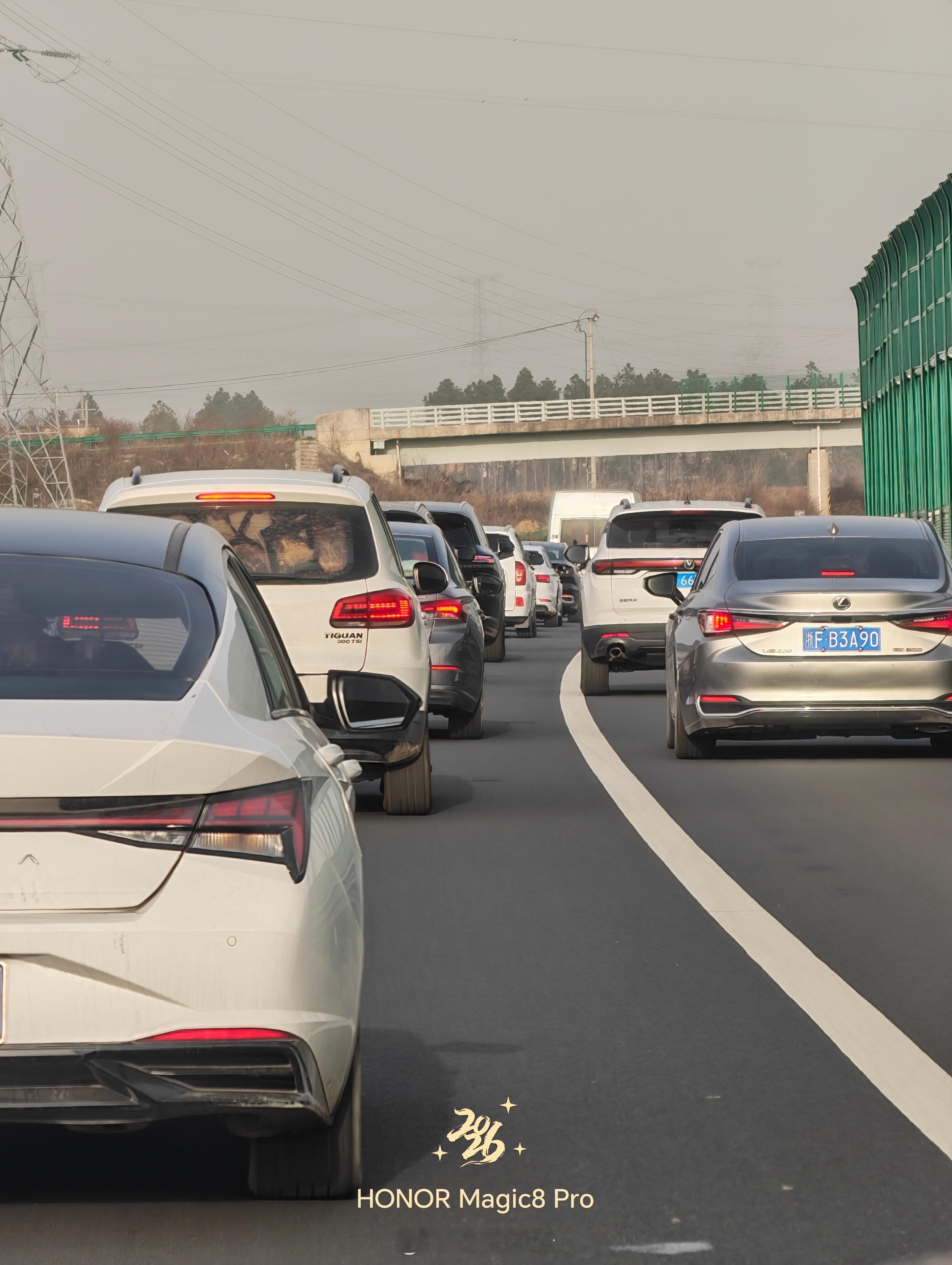 被堵住了刚刚一小时才开了 15 公里！回家吃早饭了 