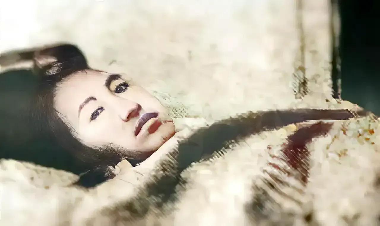 这是抗日女战士赵一曼生前遗照，是由日本反战人士公布出来的。此时的赵一曼被伤害的体