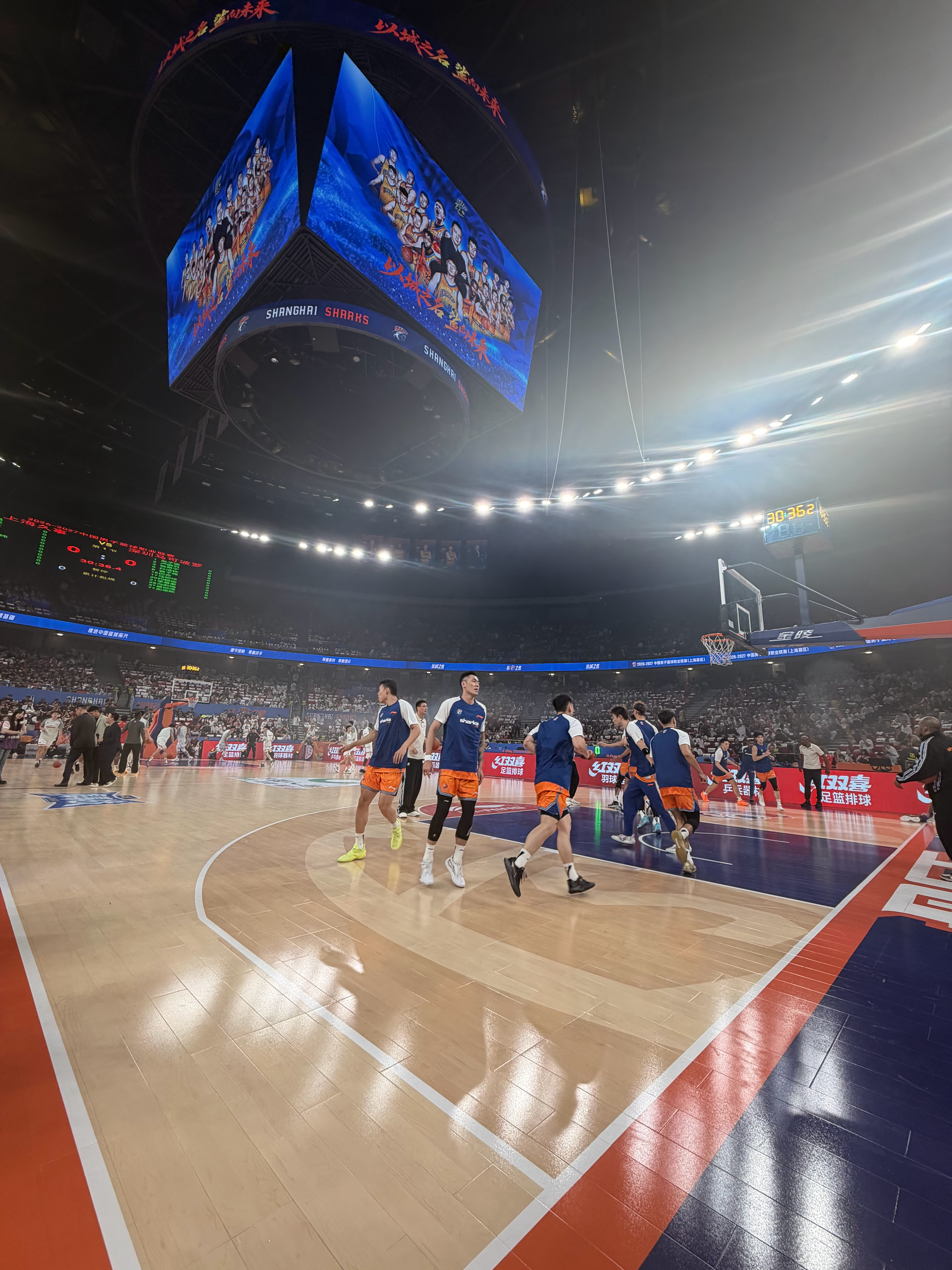 CBA[超话]上海久事大鲨鱼 上午纽约大鲨鱼，晚上上海尼克斯🧡💙！ ​​​