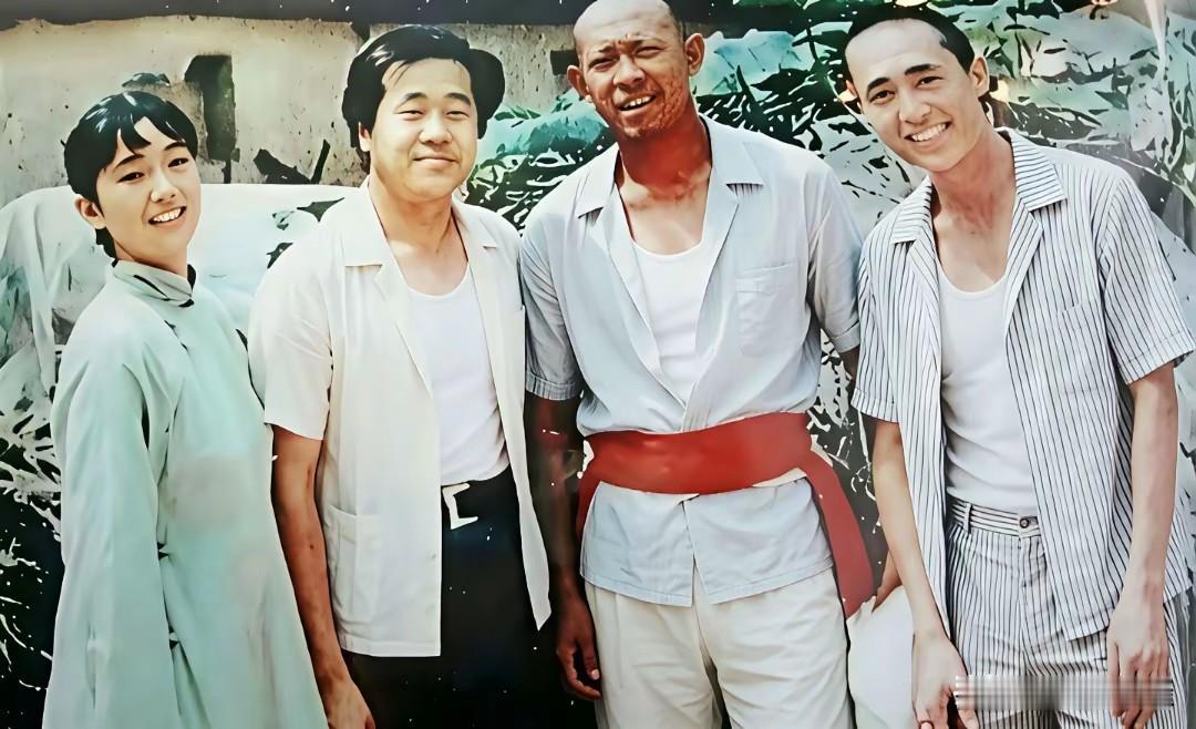时光回溯到1987年，拍摄《红高粱》的片场群星初聚。
37岁张艺谋、24岁姜文、