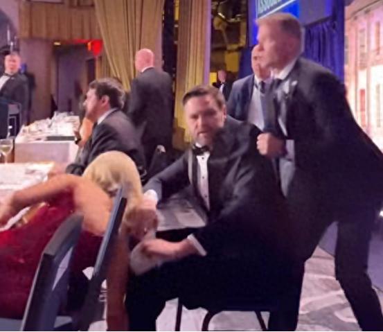 ·两年三次枪击！特朗普晚宴遇袭，现场疑点重重，自导自演实锤了？

咱先说明白，这