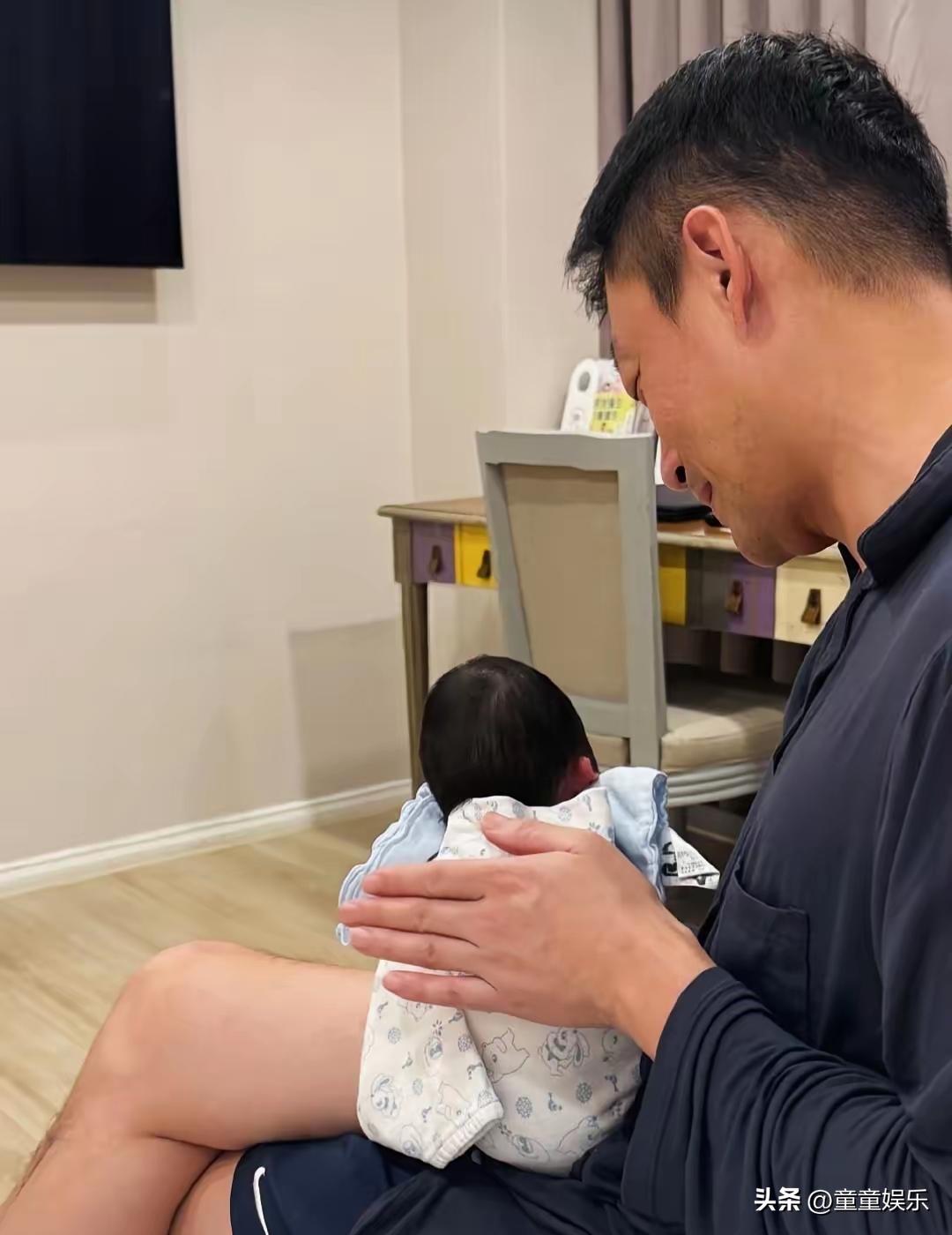 **汪小菲直播怒怼张兰：别拿我孩子当流量密码！
这次我站他！
**
一个富二代，