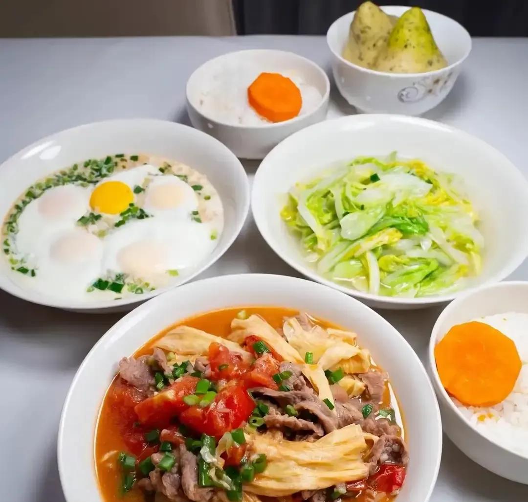 婆婆把儿媳娘家给的五万块存成一年定期，转头让儿媳先垫月子钱再报销。
我看完血压直