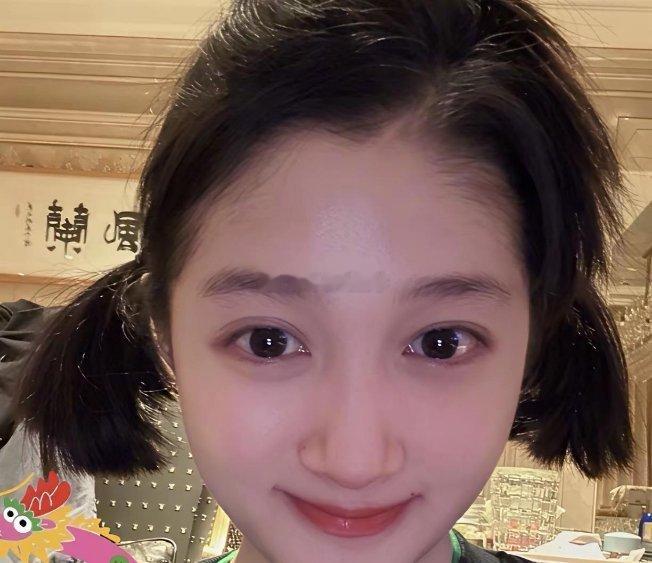 如果是真的，那关晓彤她是真女人我真佩服她，迟了两年才看懂，她当初剪去长发，眼含泪