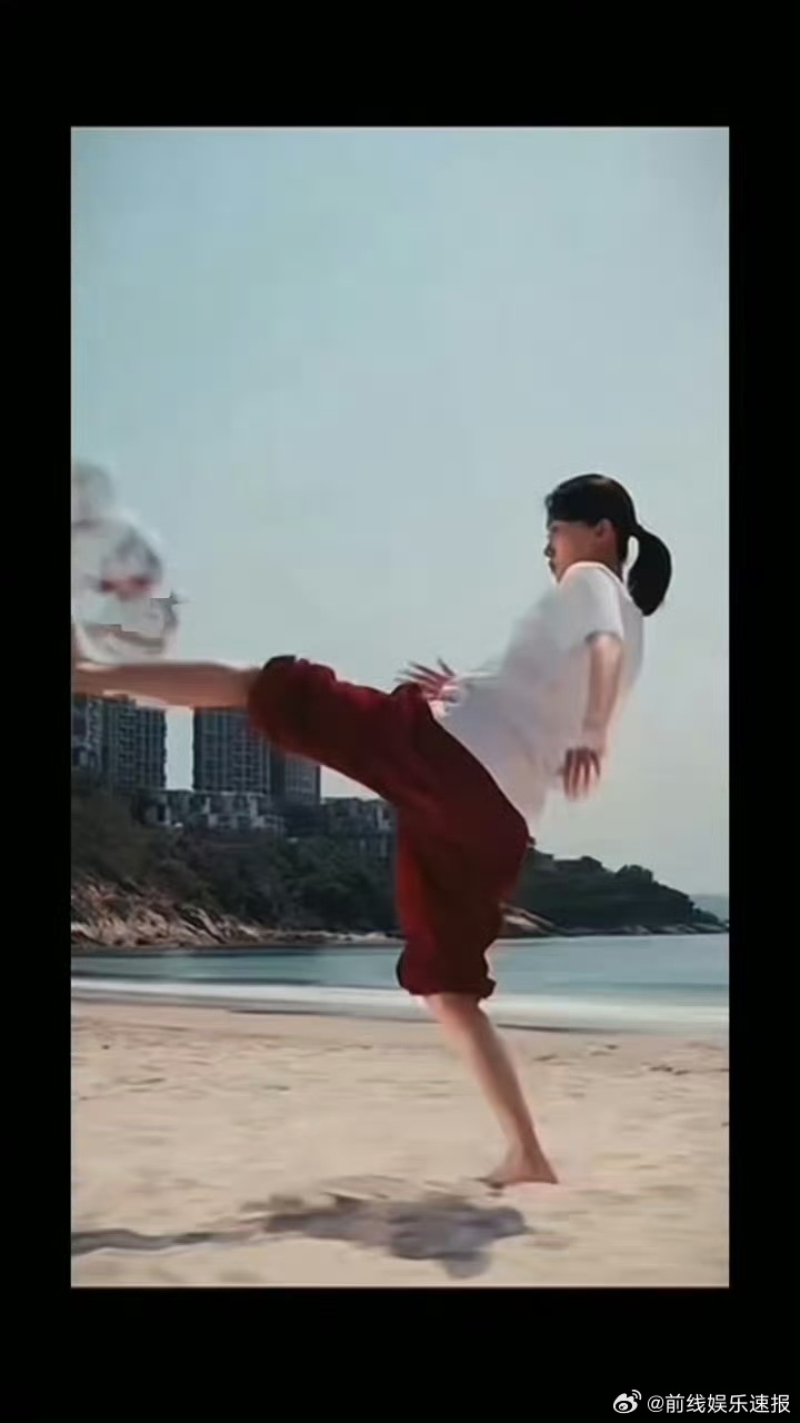 张小斐踢球庆祝女足票房破10亿 张小斐海边踢球怎么帅成这样！一记干脆利落的庆祝踢