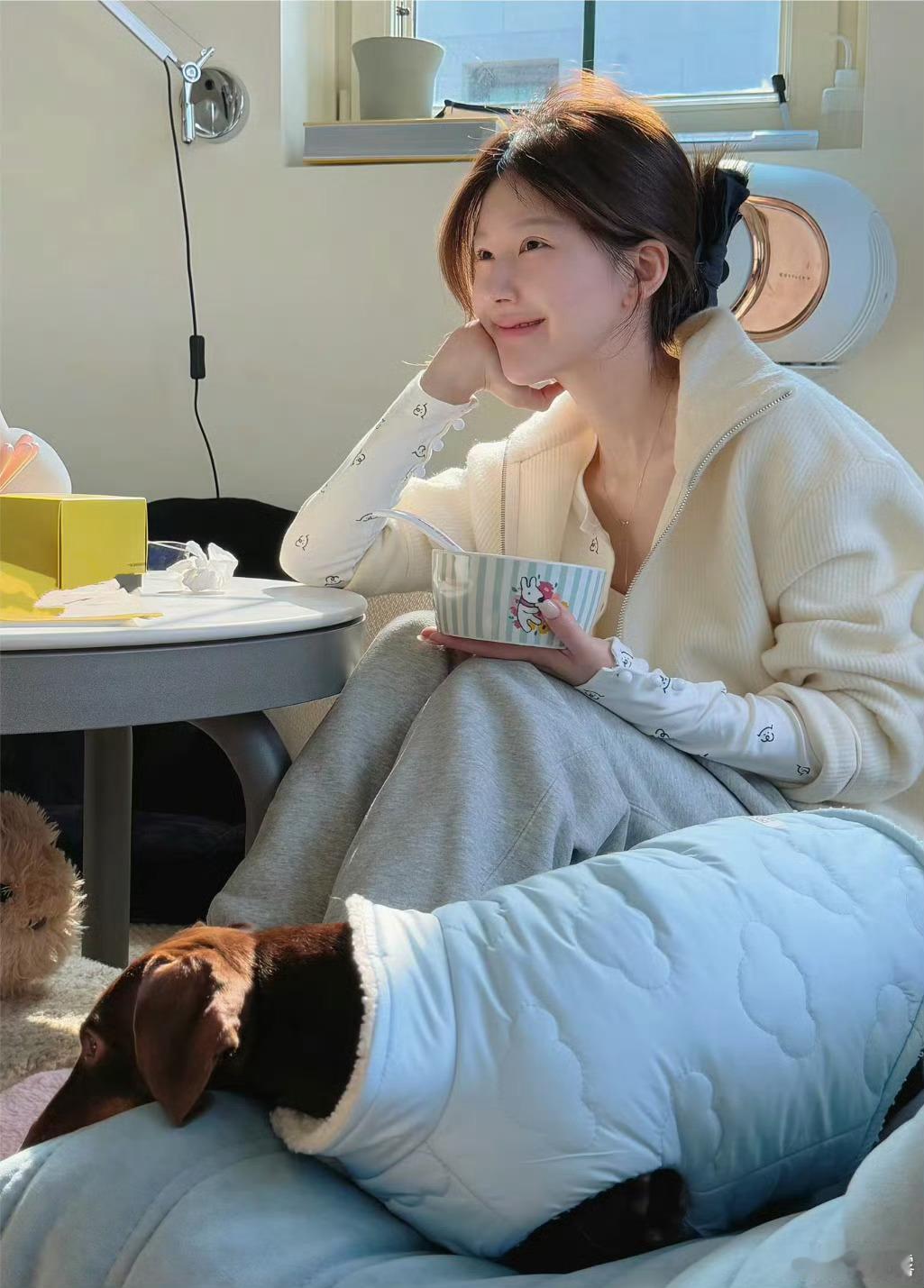 赵露思晒休养日常看起来状态好了很多～能够健健康康的就最好了，期待露思休养好了再复