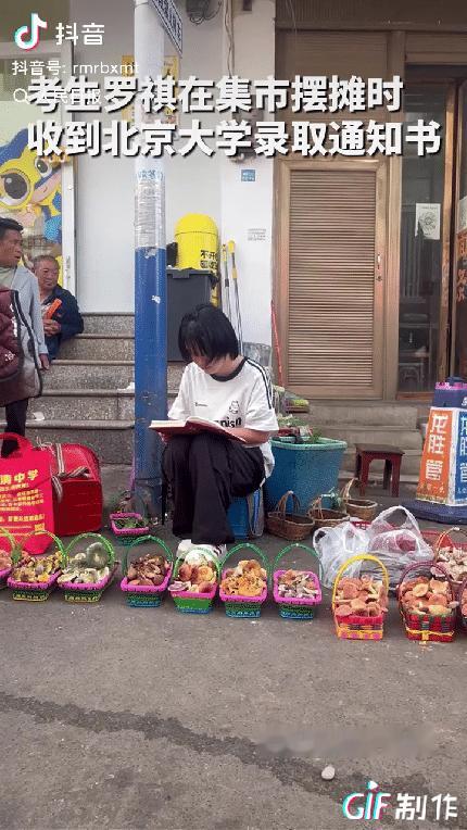 上人民日报了。云南鲁甸，姑娘罗祺高考结束后，天天守在集市摆摊卖野生菌，不为别的，