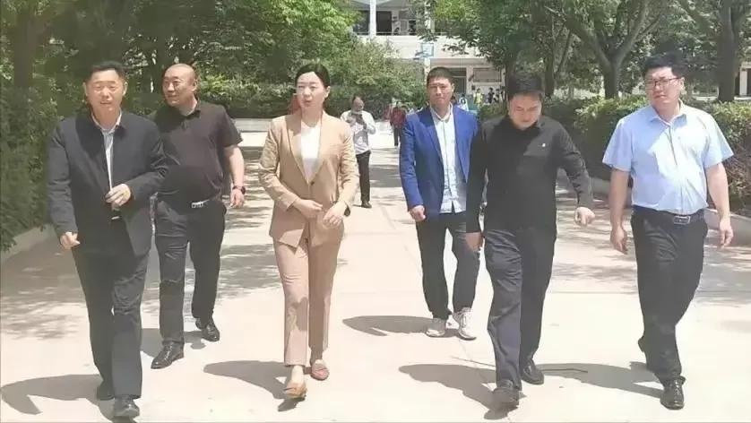 都是书记的调研照片，一个是乡镇党委书记调研照片，另一个是省委书记的调研照片。不知