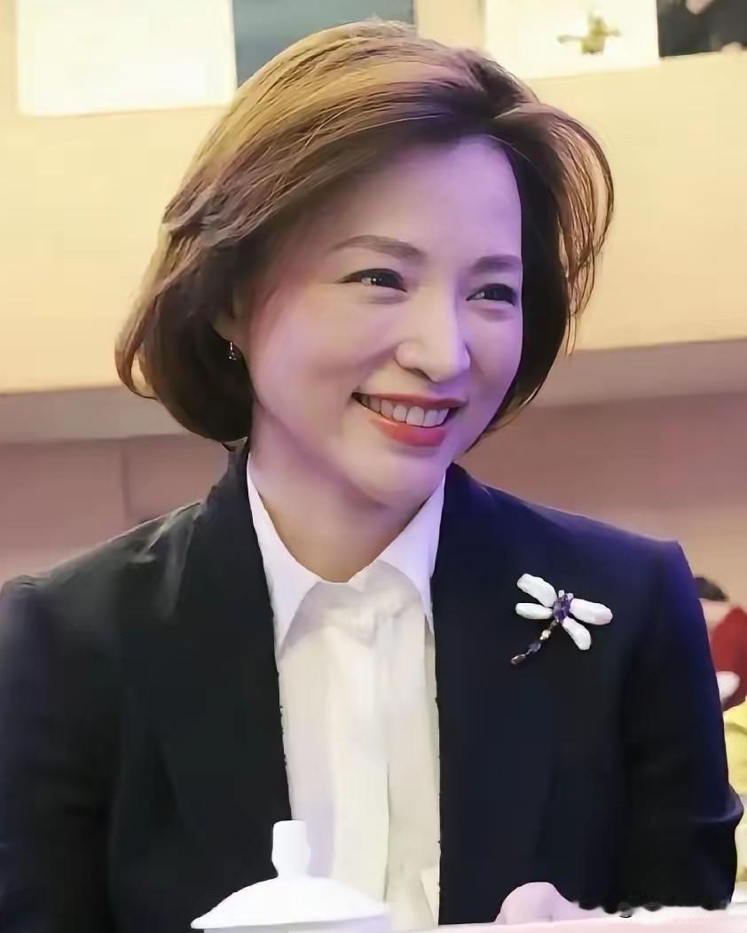 今年春天，董卿送走了患癌7年的母亲。同一时间，她的丈夫、百亿富豪密春雷，已经失联