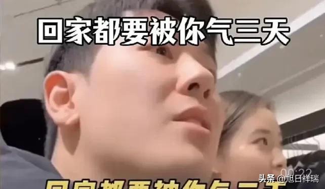 哪来的优越感？夫妻俩周末逛商场，媳妇儿看中一件外套，没敢上手摸，就客客气气问了一
