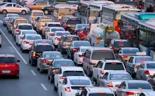 今年五一别盲目上高速！
五一小长假马上就到，很多人已经盘算着自驾出游了。但别以为