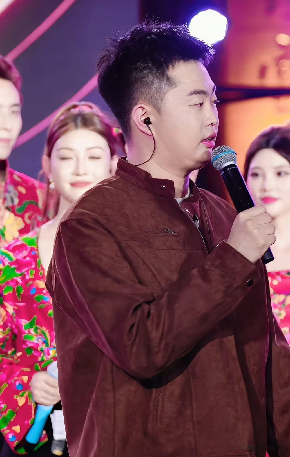 巴扎黑助力JLV达人秀，演唱2首歌！

          2026年7月29日
