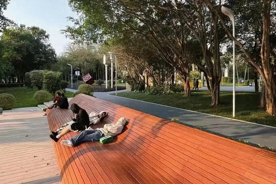 董明珠，
在珠海创办了一所格力技术学校，本来只招300个名额，却有8000多人来