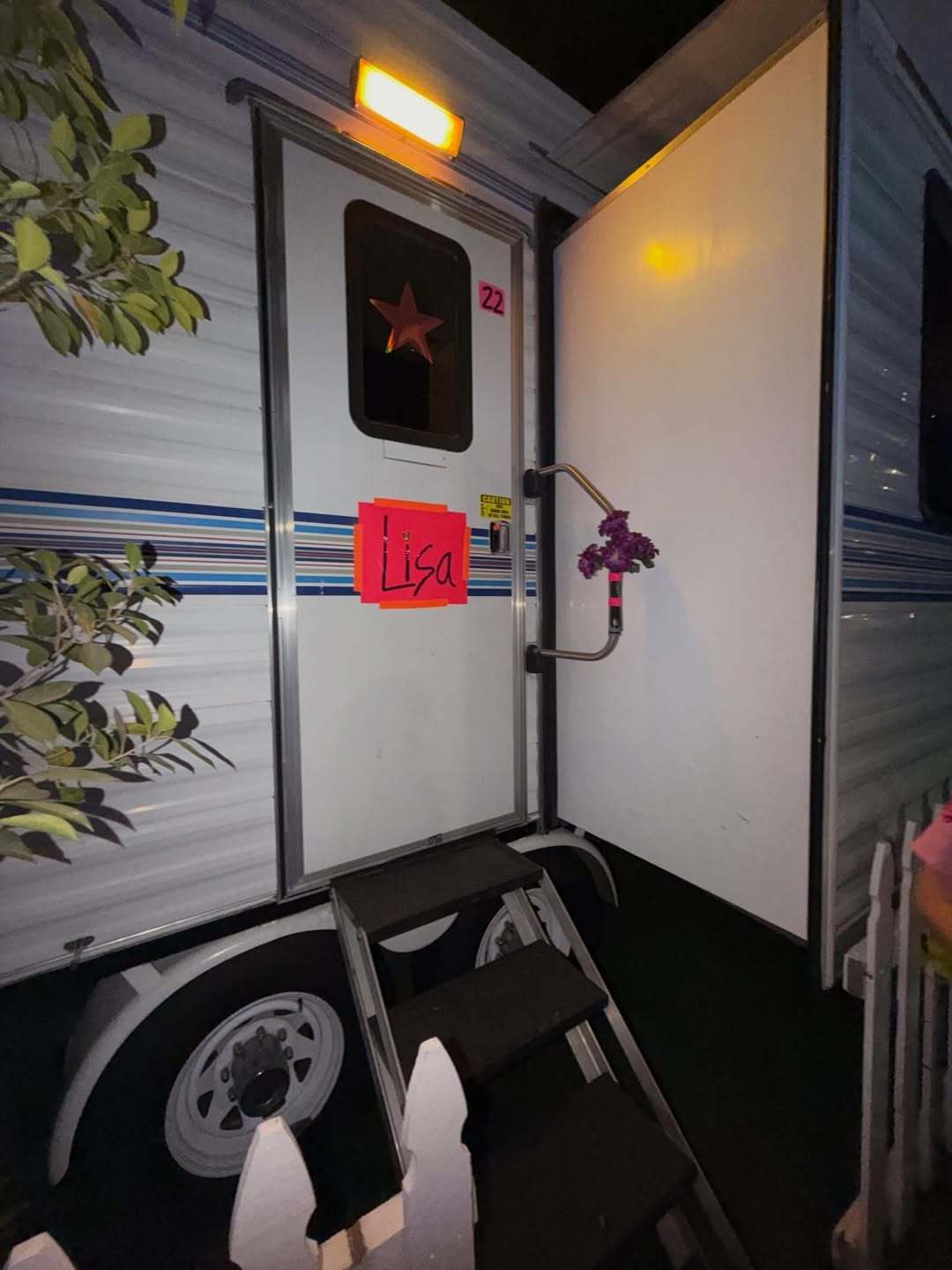 Lisa上周在科切拉的艺人休息房车🚚 