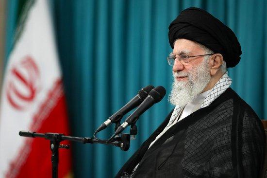 伊朗最高领袖官邸遭围攻，武装分子试图刺杀哈梅内伊，有100多人被打死！
到底是西