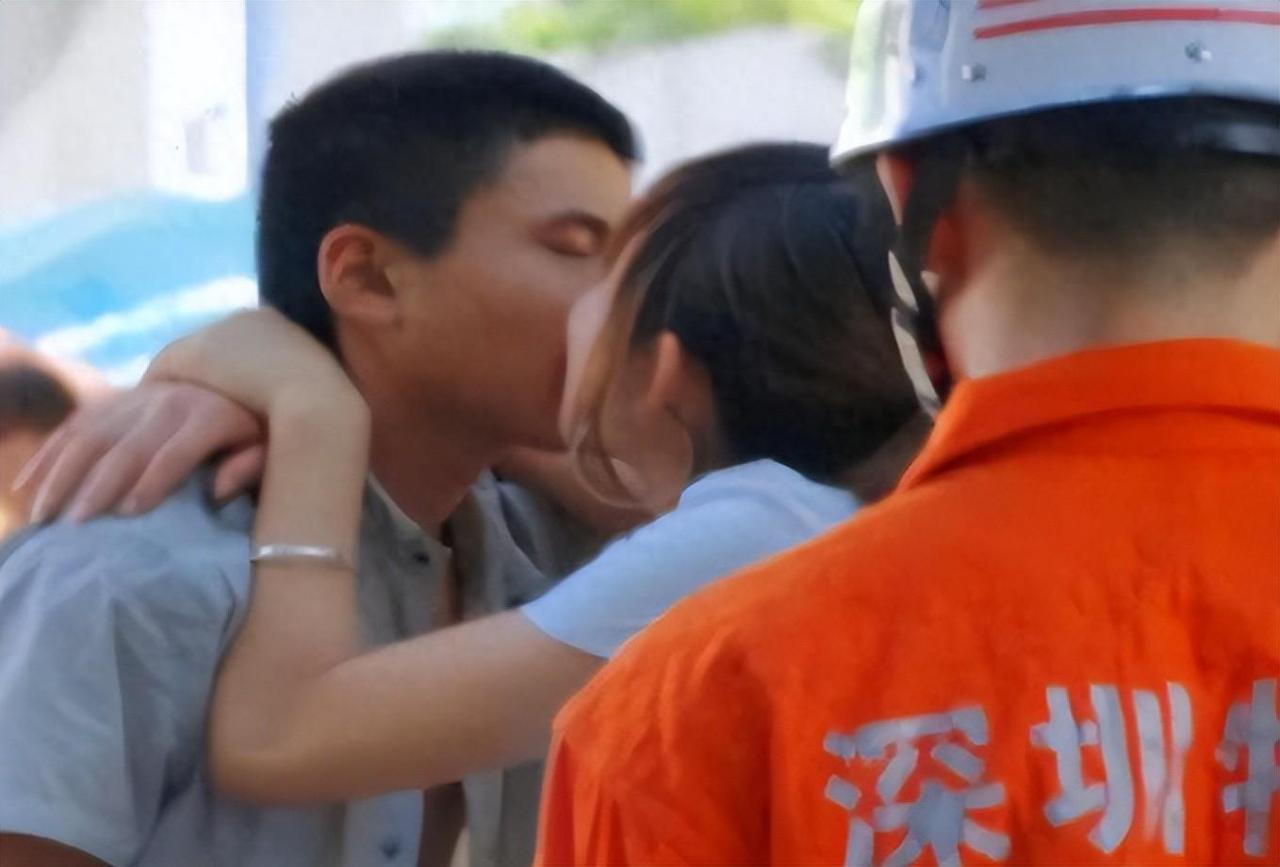 2011年6月9日，深圳东门步行街上人来人往，就在这个看似平常的傍晚，一场惊心动