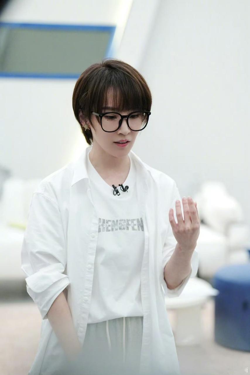 浪姐二公小考，谢楠让所有人惊了！周日才拿到歌，周一就全程脱稿，歌词一字不差。旁边