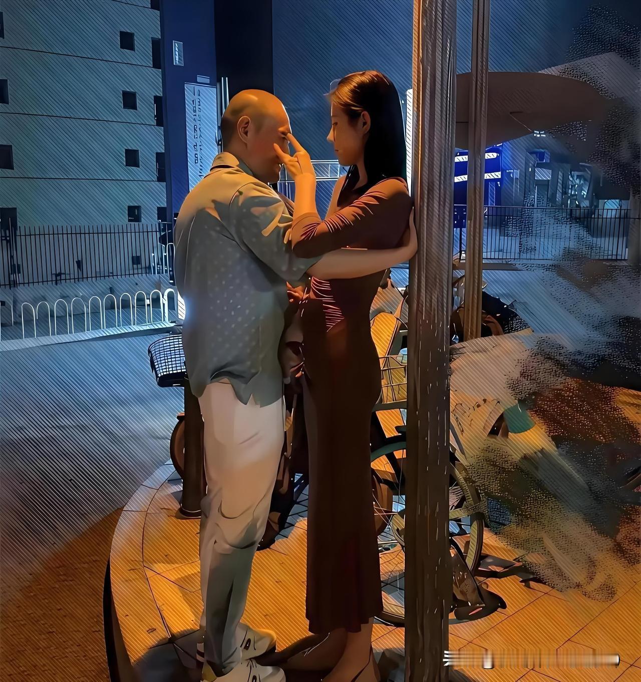 我相信，他们是真爱，否则真的下不去嘴！路灯下抱成一团的两人，48岁大叔，28岁美