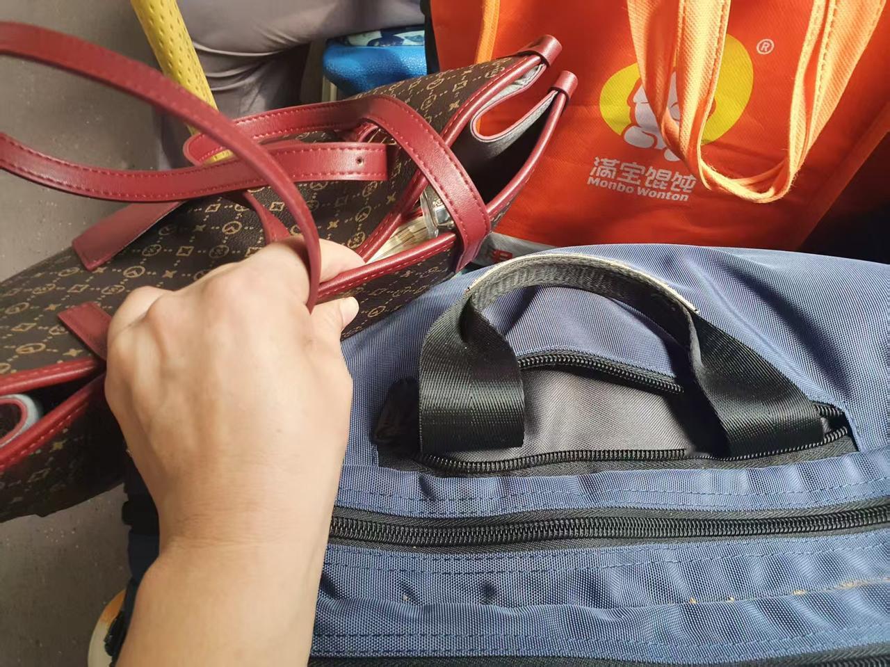 今天下午和晚上，轮到我去妈妈家值班。
吃过午饭，我带着三个大包出门、坐公交。
一