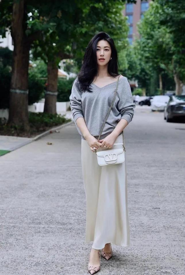 朱珠的早春松弛感，全在这一身里！灰色针织衫搭缎面裙，软糯遇上高级光泽，不费力的大