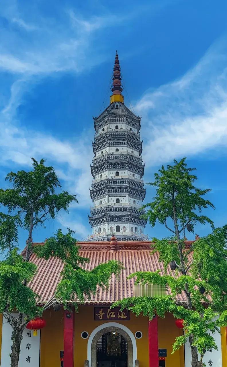 1934年芜湖人口反超安庆，比安庆多了整整四万。
从推迟开埠到错过铁路机遇，多重