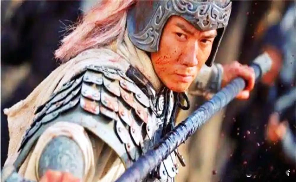 赵云三枪刺周仓，周仓身中三枪不死。关羽一句