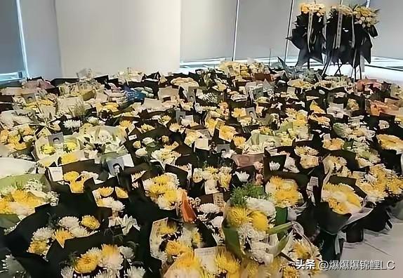 刷刚到苏州产业园门口我就傻眼了。

本想给张雪峰送束花，结果连个下脚地都没了。