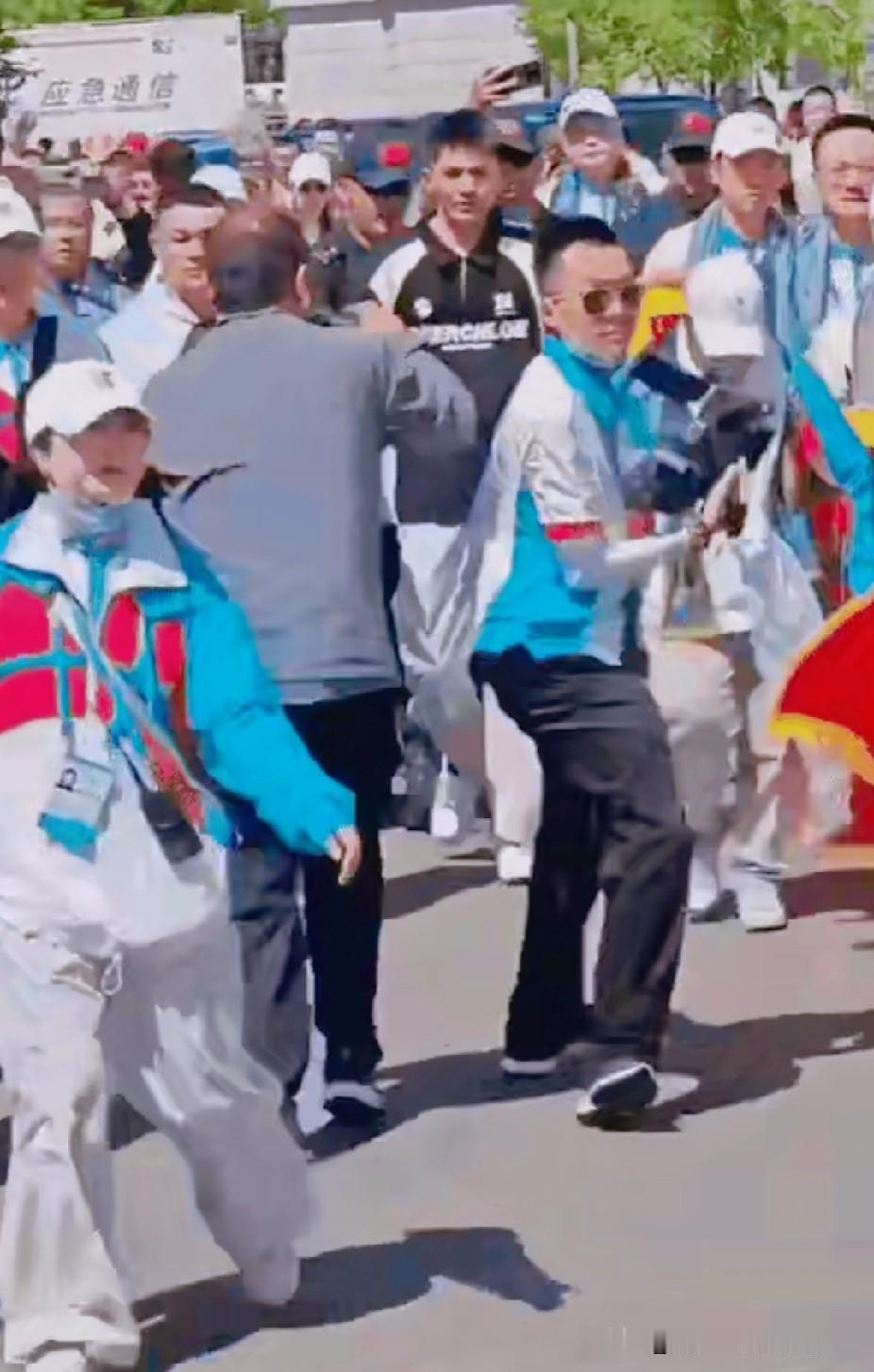 广西发大水，网上喊韩红来不是要她捐钱或义诊，就叫她来"走个面"——露个脸让更多人